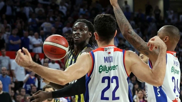 Anadolu Efes sahasında Fenerbahçe'yi yendi