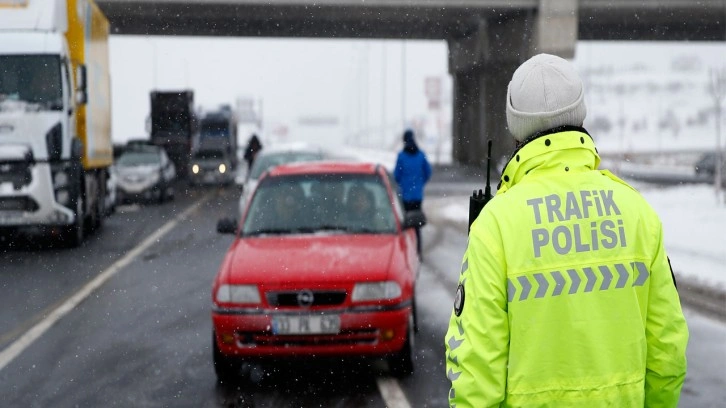 Anadolu Otoyolu trafiğe kapandı! İstanbul istikametinde tır yola devrildi