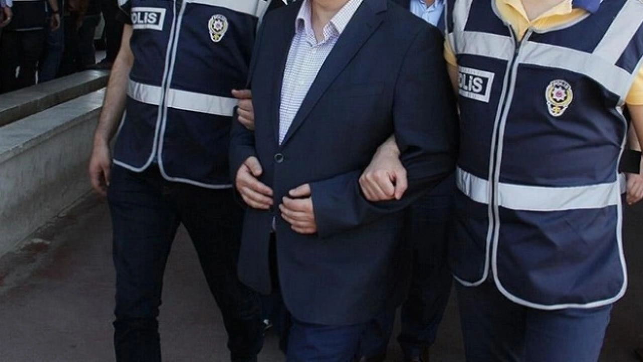 Ankara'da FETÖ'cü eski komiser saklandığı gizli bölmede yakalandı