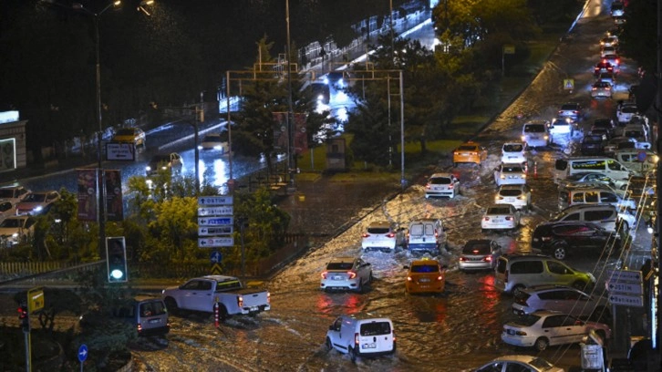 Ankara'da sağanak: Caddeler göle döndü