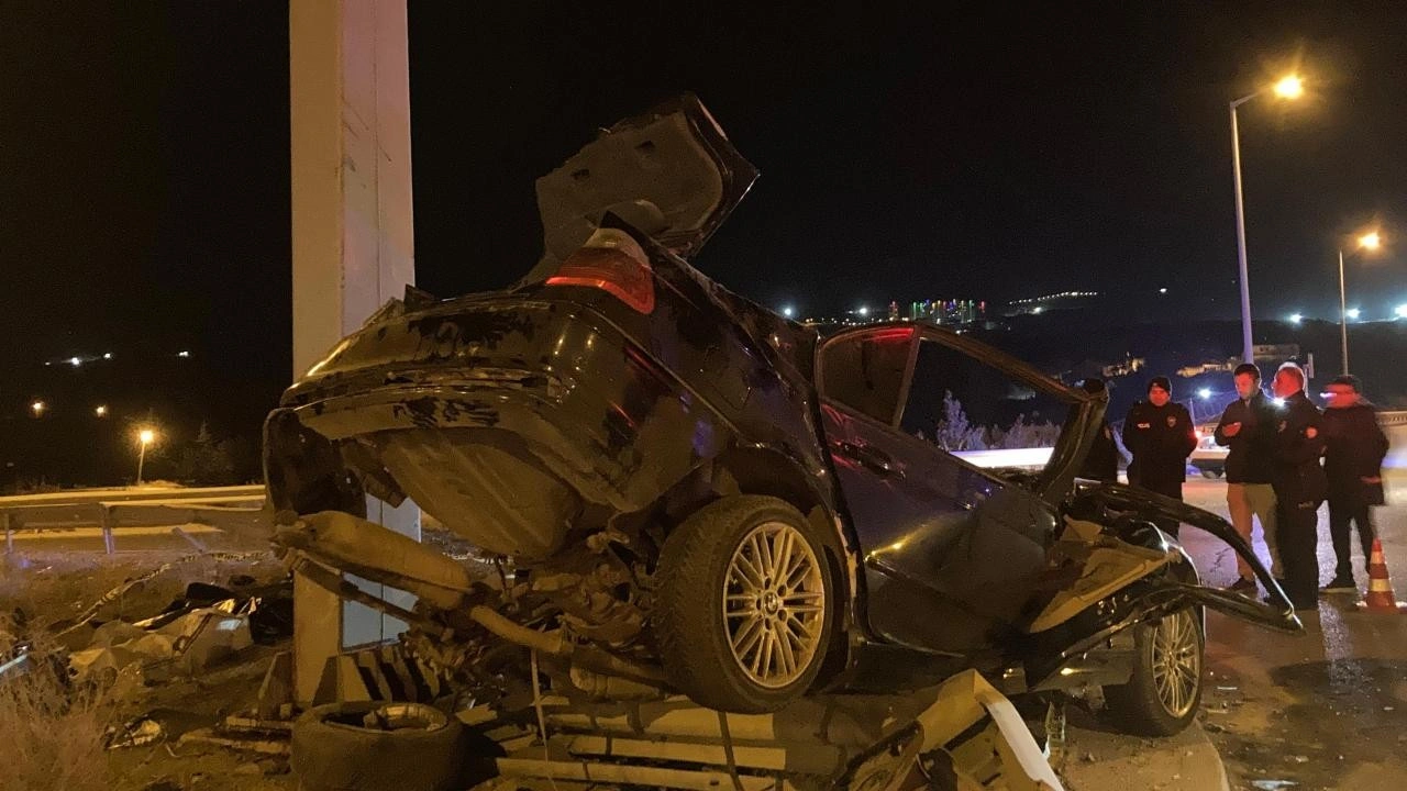 Ankara'da yön tabelası direğine çarpan otomobildeki 4 kişi öldü, 1 kişi yaralandı