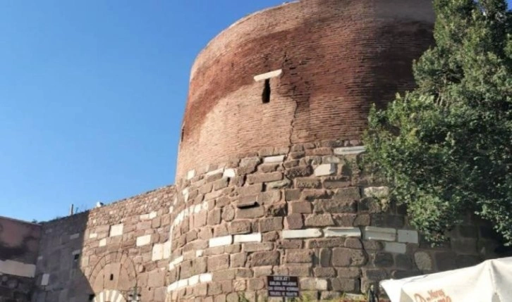 Ankara Kalesi'ndeki çatlaklar büyüyor: 'Acilen önlem alınmalı'