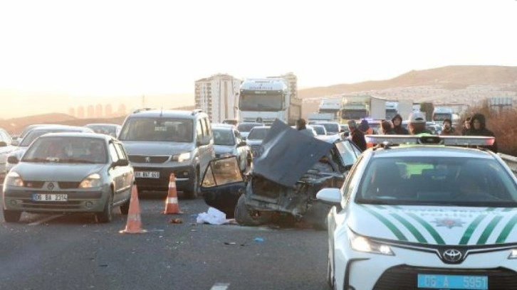 Ankara'da otomobil kamyona çarptı; 1 ölü, 4 yaralı