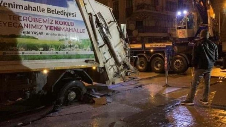 Ankara’da yağmur nedeniyle yol çöktü, çöp kamyonunun lastiği çukura düştü