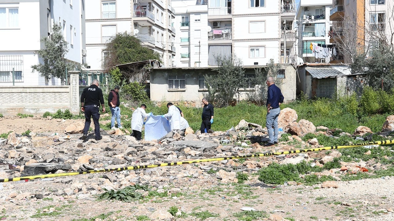 Antalya'da boş arazide kadın cesedi bulundu