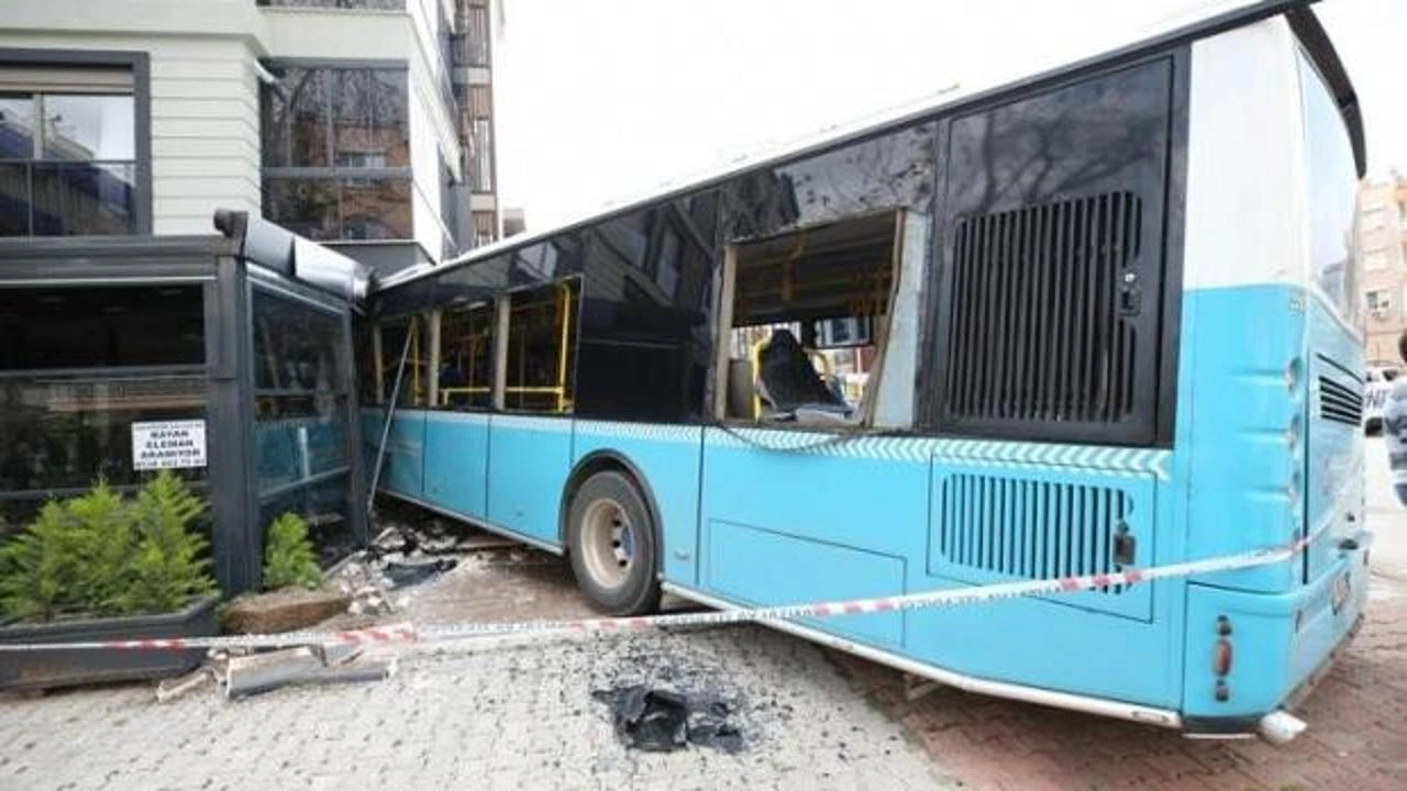 Antalya'da halk otobüsü kafeye daldı! 5 yaralı