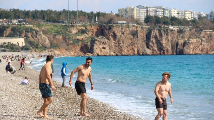 Antalya’da bahar havası, sıcaklığı hisseden denize koştu