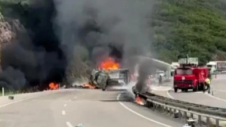 Antalya'da devrilen boya ve tiner yüklü TIR, alev alev yandı