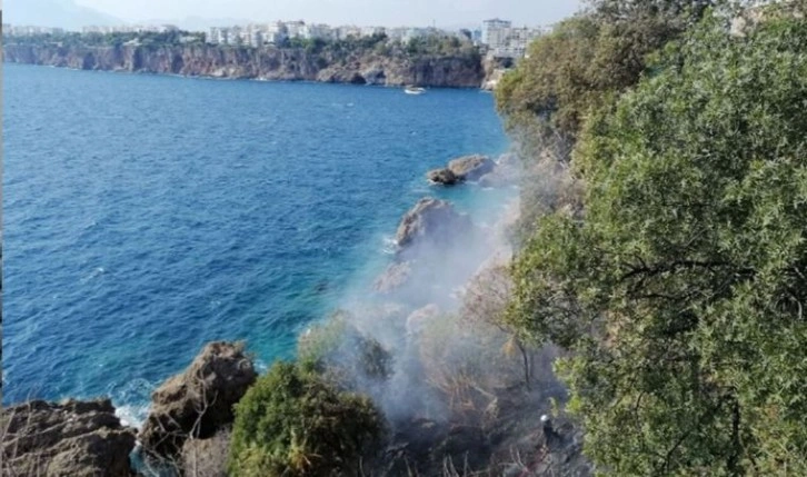 Antalya'da falezlerde korkutan yangın!