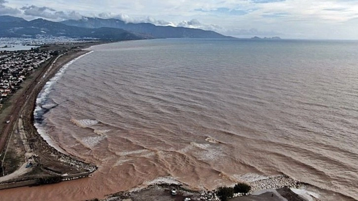 Antalya'da sel felaketi! Deniz kahverengiye döndü