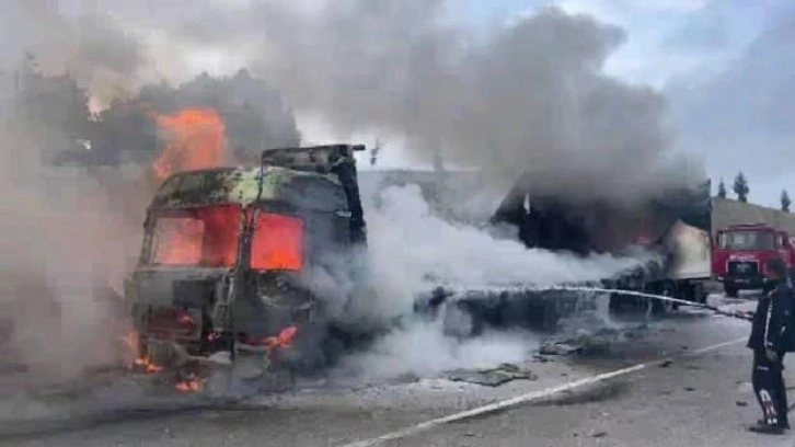 Antalya'da seyir halindeki tır alev alev yandı!