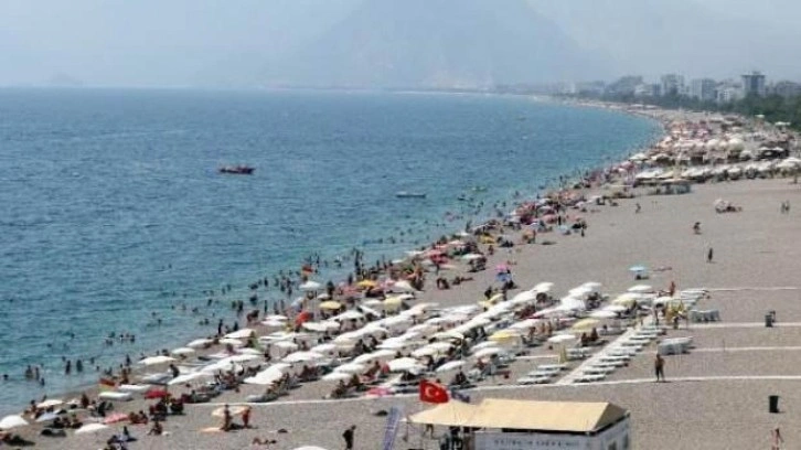 Antalya'da sıcaktan bunalanlar sahili doldurdu