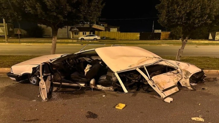 Antalya'da takla atan araç kağıt gibi ezildi, 2 yaralı var