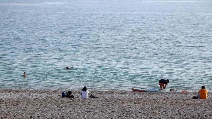 Antalya'da vatandaşlar ile turistler aralıkta denize girdi