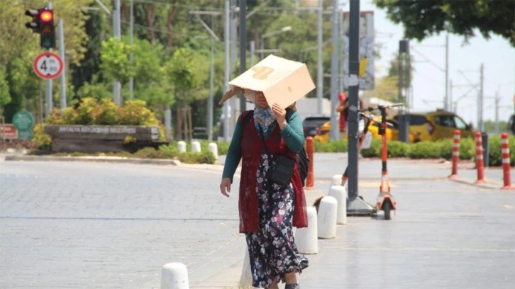 Antalyalılara ve tatilcilere büyük uyarı! "Hava sıcaklığı 8 derece artabilir"