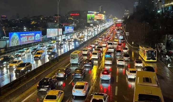 Ara tatilin başlaması ve sağanak İstanbul trafiğinde yoğunluğa yol açtı