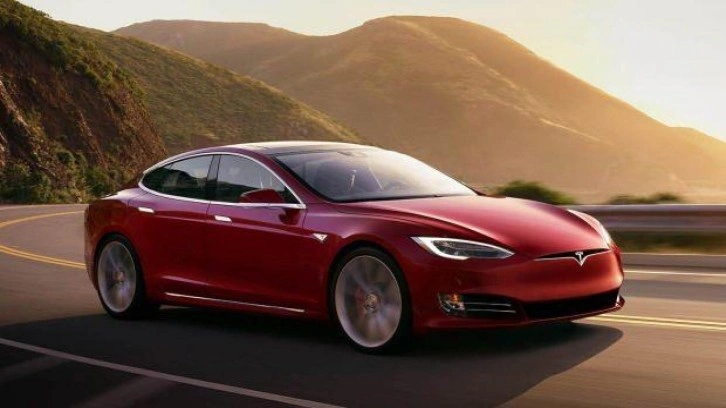 Araçlarda oyun devri! Tesla beklenen o özelliği sonunda getiriyor