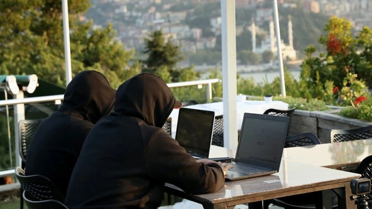 Aranan siyah şapkalı hacker bakan çıktı! 2 günde ulaştılar görünce şoke oldular