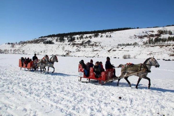 ARDAHAN'A GETİRİLEN DEPREMZEDE AİLELER, ÇILDIR GÖLÜ'NDE ATLI KIZAKLA GEZDİ