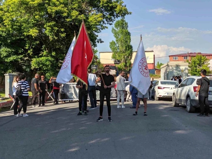 Ardahan'da ANALİG Voleybol Yarı Finali Öncesi Sporcular Kortej Yürüyüşü Yaptı