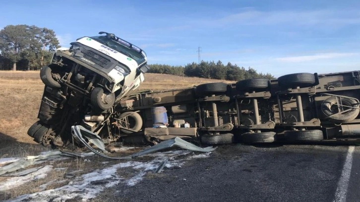 Ardahan'da devrilen kimyasal toz yüklü tır yolu kapattı, ulaşım kapandı