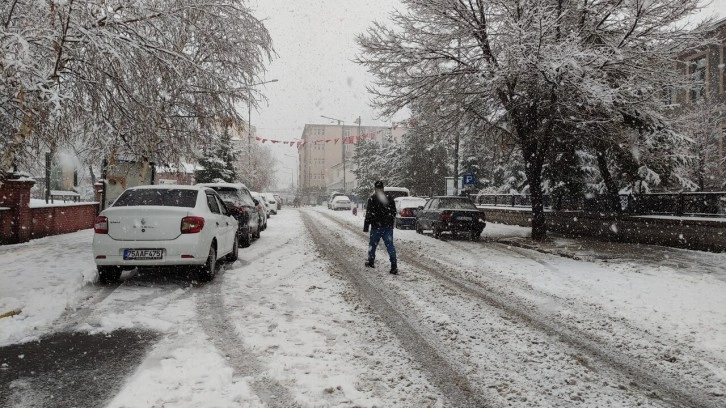 Ardahan'da şiddetli kar yağışı sebebiyle bazı köylerde eğitime ara verildi