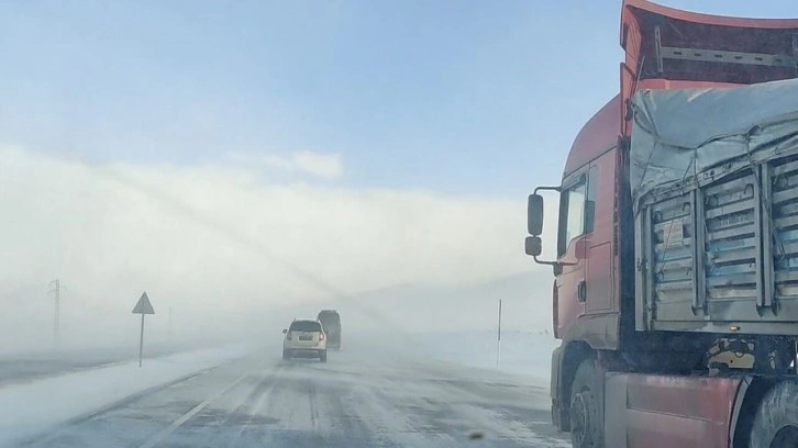 Ardahan'ın yüksek kesimlerinde etkili olan tipi ulaşımı aksatıyor