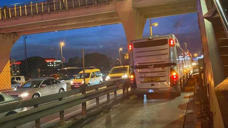 Arızalanan metrobüs yoğunluğa neden oldu