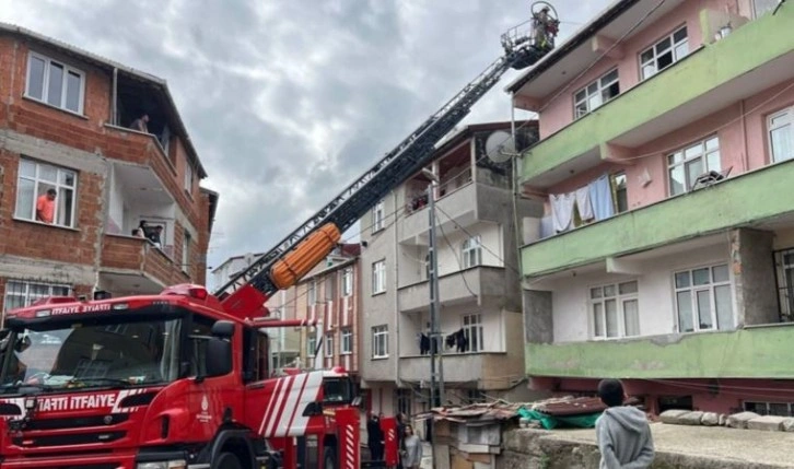 Arnavutköy'de çatı katında yangın!