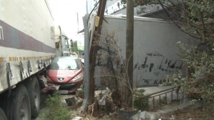 Arnavutköy’de freni boşalan tır dehşet saçtı