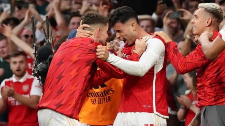 Arsenal, Manchester City'i son dakikada devirdi!