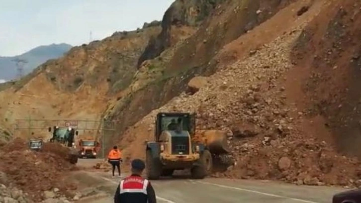 Artvin- Ardanuç kara yolunda heyelan