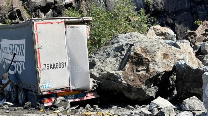 Artvin'de faciadan dönüldü: 2 TIR kayaların altında kaldı!