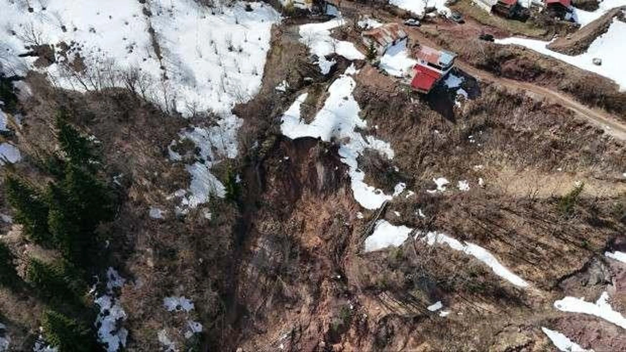 Artvin'de heyelan: 2 eve balçık doldu