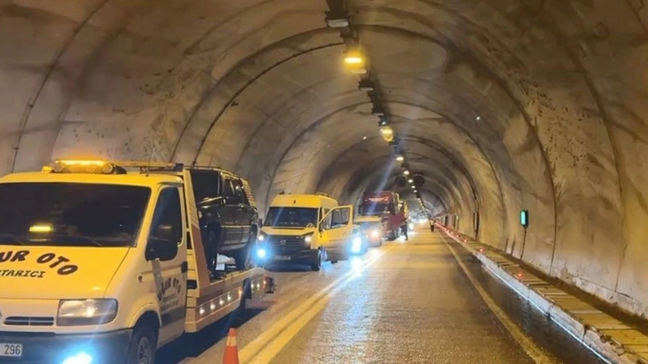 Artvin'de heyelan! Dev kayalar karayoluna düştü: Yol trafiğe kapandı