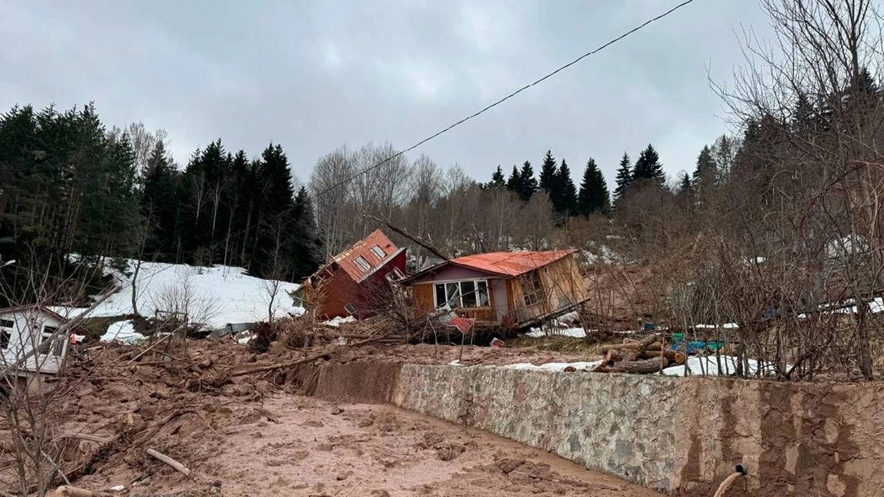 Artvin'de heyelan: Evler zarar gördü