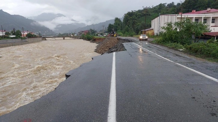 Artvin'de taşkın ve heyelan: Yol çöktü!