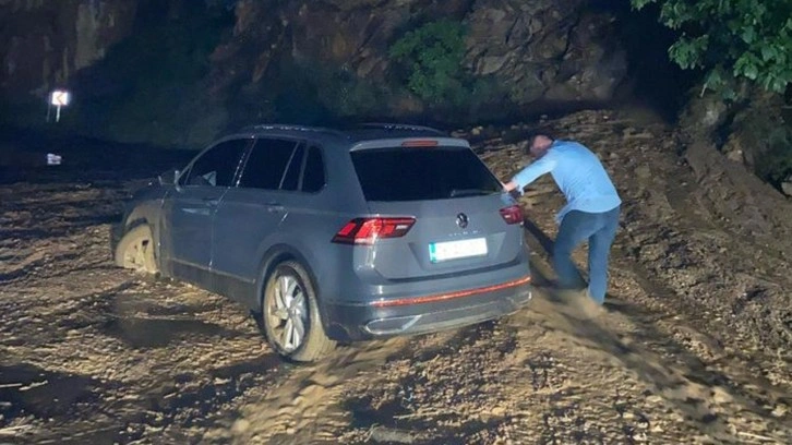 Artvin Şavşat kara yolunda heyelan: Yol ulaşıma kapandı