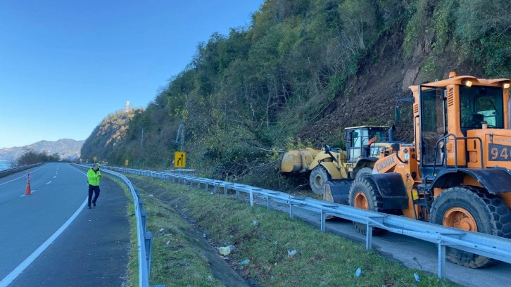 Artvin’de heyelan nedeniyle karayolu ulaşıma kapandı