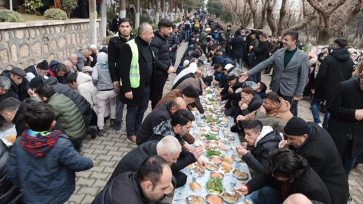 Aşiret liderini anma töreninde 2 kilometrelik yer sofrası kuruldu