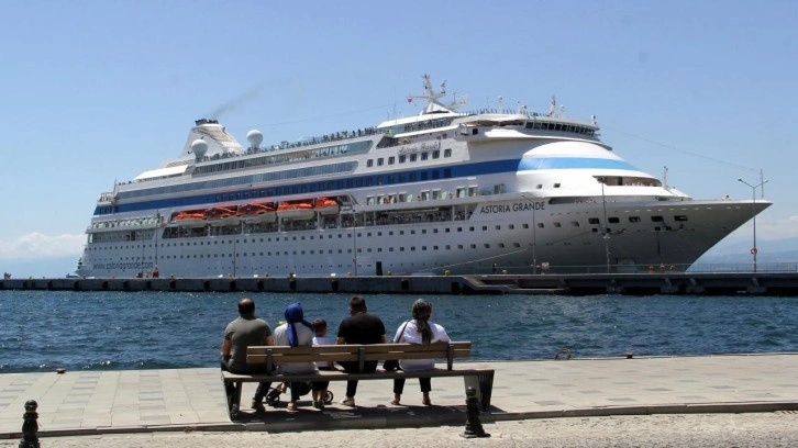 "Astoria Grande" kruvaziyeri 966 yolcusuyla Sinop'a geldi