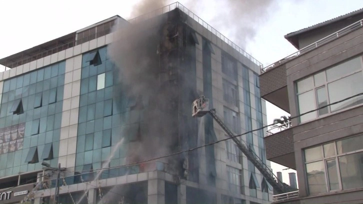 Ataşehir'de iş merkezi alev alev yandı