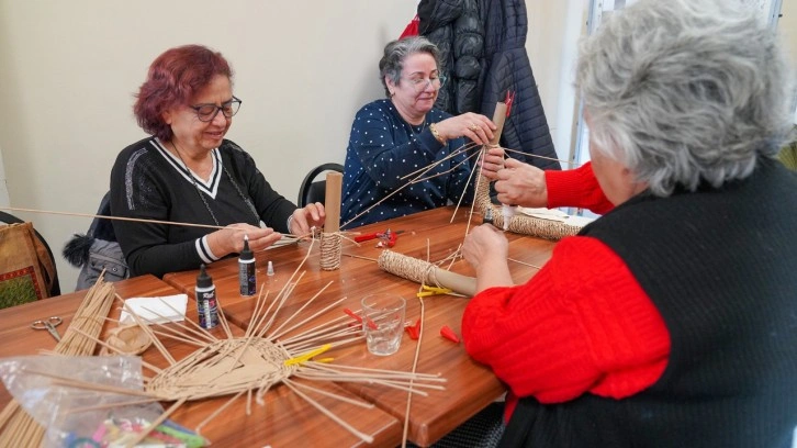 Atık kağıtları takı yaparak değerlendiriyorlar