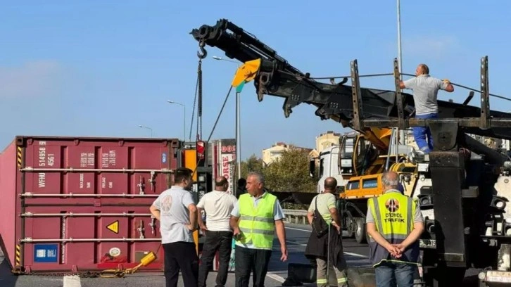 Avcılar D-100 Karayolunda TIR devrildi; yan yol trafiğe kapatıldı