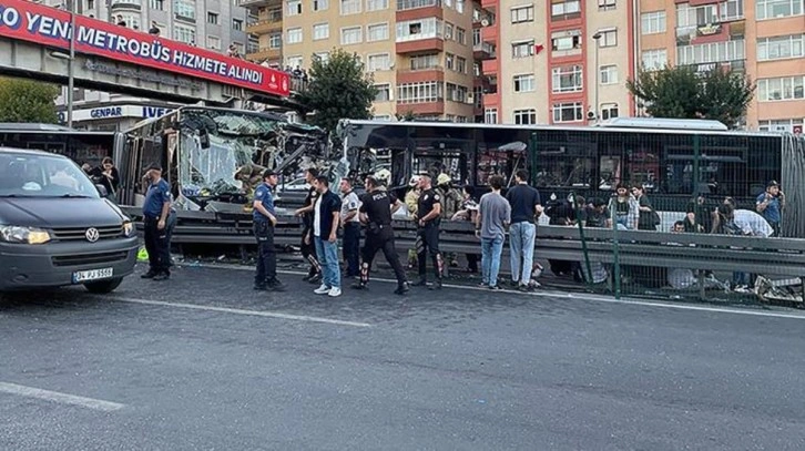 Avcılar'da iki metrobüsün kafa kafaya çarpıştığı kazadan gelen ilk görüntüler korkunç