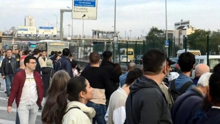 Avcılar'da metrobüse binmek isteyenlere 'beyaz yol' sürprizi