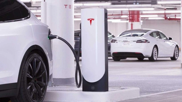 Avrupa parayı bastı: Musk, her yere Supercharger kuruyor!