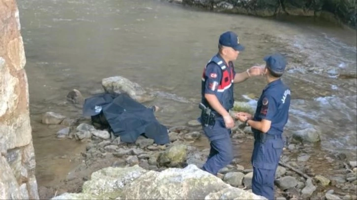 Ayaklarını serinletmek için dereye yaklaşan sürücü, yarı ��ıplak kadın cesedi buldu