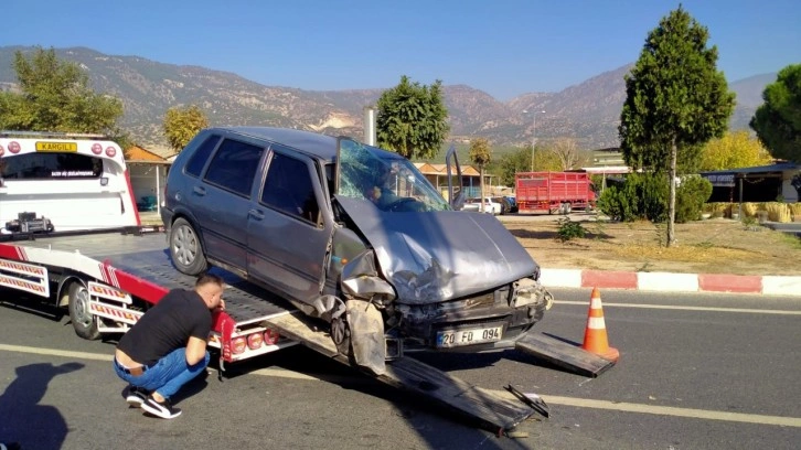 Aydın Buharkent’te 2 araç çarpıştı, 3 yaralı