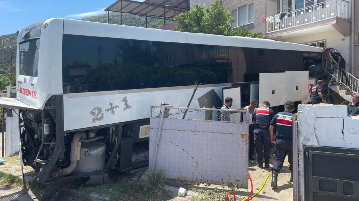 Aydın'da kontrolden çıkan yolcu otobüsü eve daldı: 1 ölü